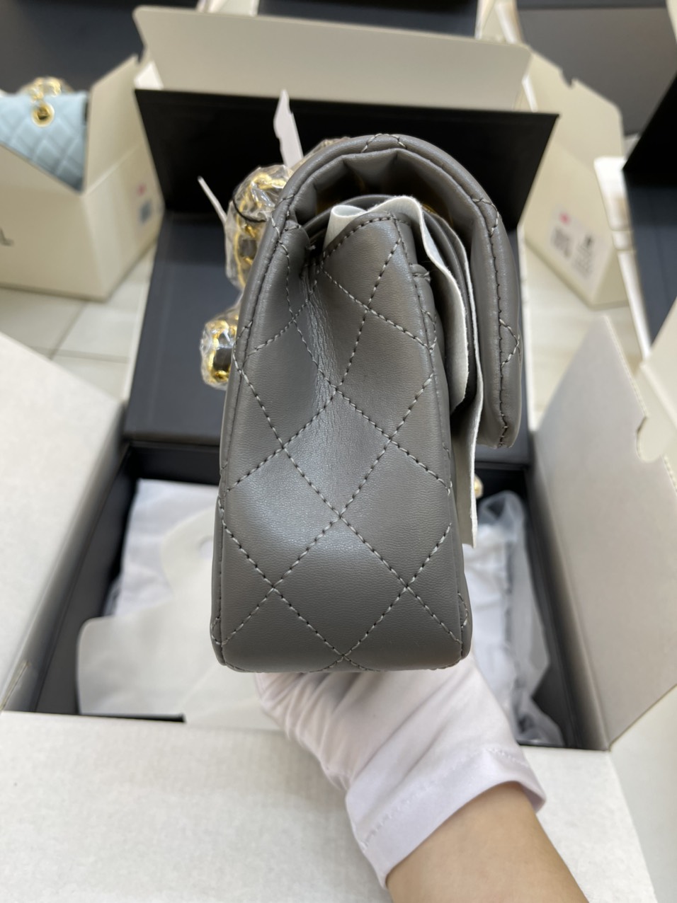 Túi Xách Chanel Super Classic Flap Bag Da Lì Khóa Vàng Màu Xám Size 23 cm